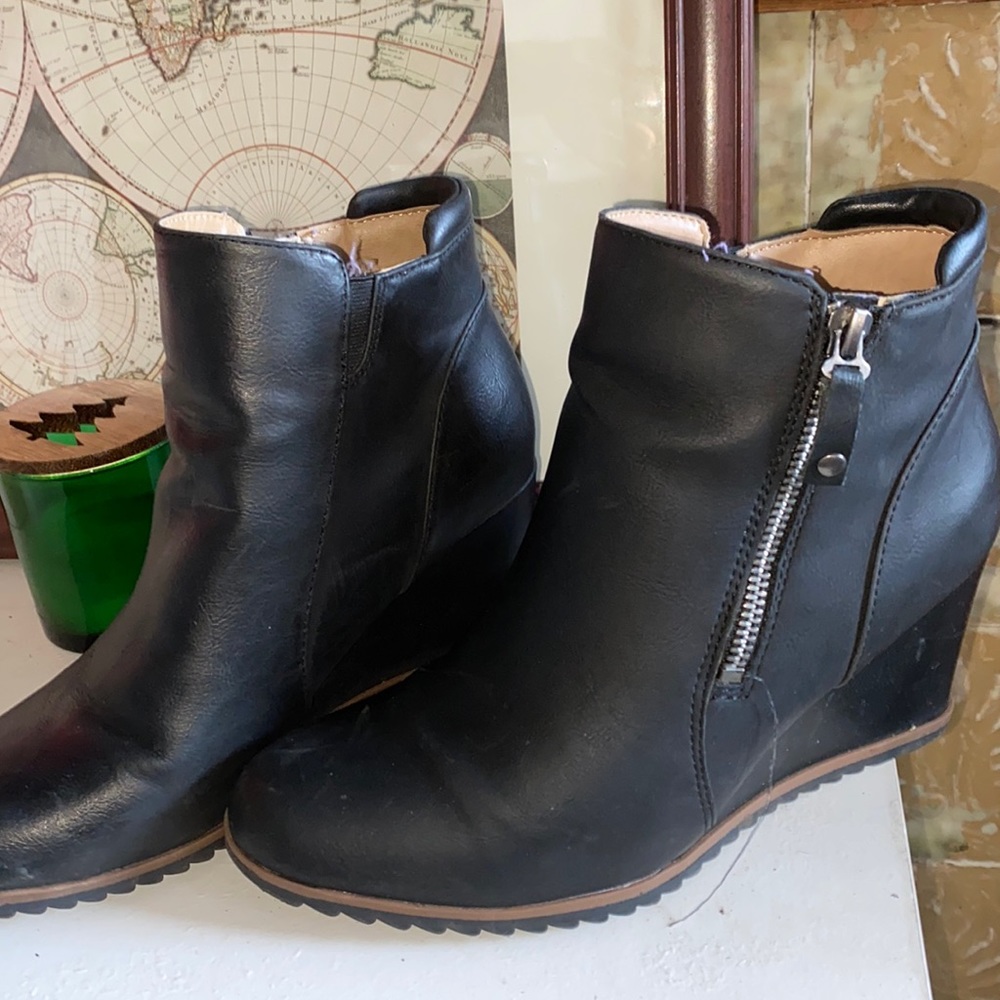 Black wedge boots